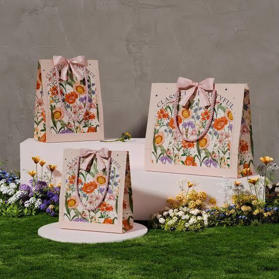 গুণমান Eco Friendly Custom Paper Gift Bags Small Bulk Tear Resistant For Retail Packaging কারখানা